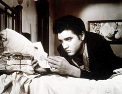 Elvis Presley - Elvis auf dem Bett
