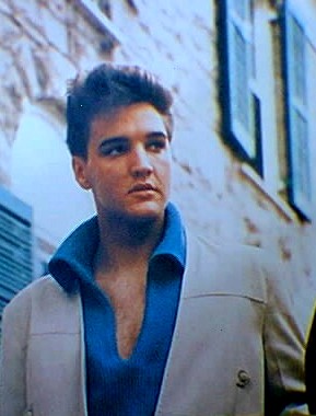 Elvis Presley - vor dem Haus