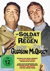 Ein Soldat steht im Regen